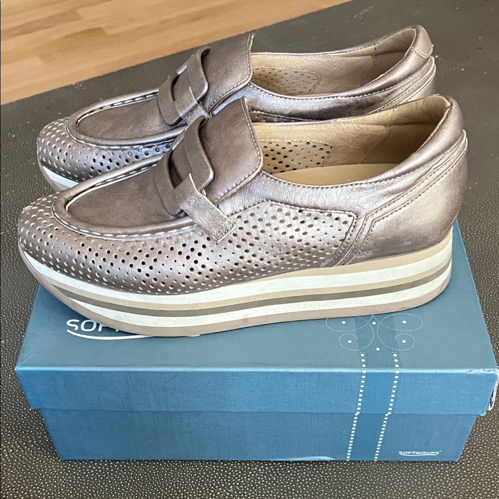Sofft Women's Metallic Platform Loafers